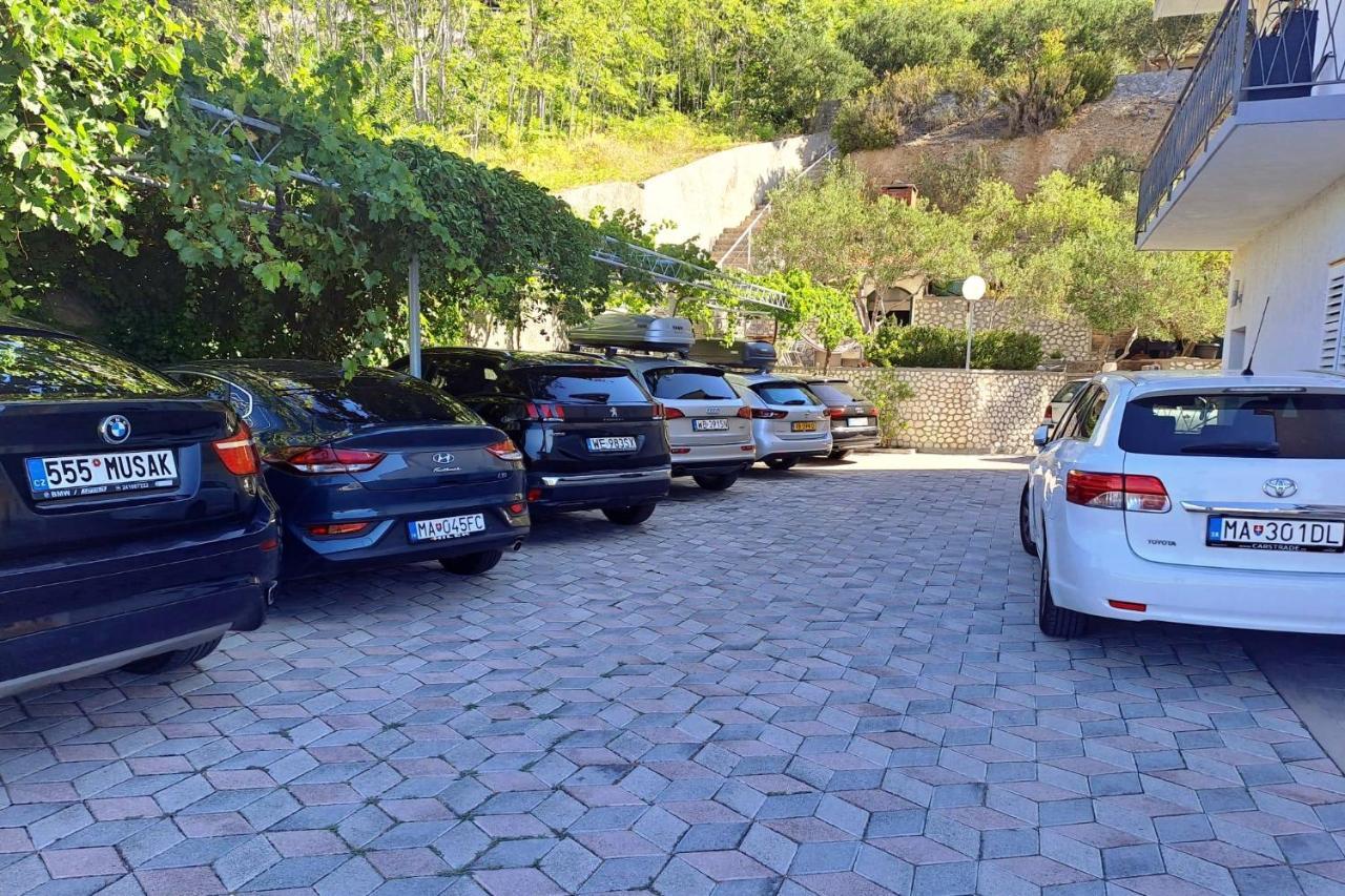 Apartments With A Parking Space Brela, Makarska - 18495 Dış mekan fotoğraf